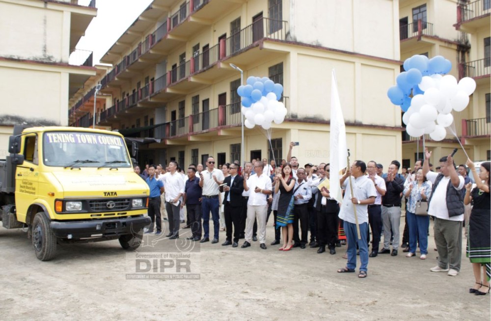Zhaleo Rio flags off the sanitation vehicle during the programme held in Chümoukedima on May 16. (DIPR Photo)